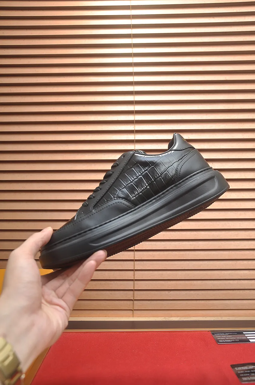 Men's men's shoes 💰640💶Original development, quality shipping, welcome to compare - LV sneaker series sports shoes introduce the loose silhouette of the ready-to-wear series into the spring and summer men's wear shows and make an eye-catching appearance. The cow leather upper is combined with rough fabric laces, and colorful beading highlights the brand's classic elements. LV letters mark the tongue and Monogram floral outsole. Mixed materials Made of top-grain cowhide, thick shoelace design, large Monogram print on the side, mesh lining and cotton feet, the comfort is as extreme as ever, premium heritage, quality first, worth owning! Size: Men’s 38-45 (45 is custom-made and cannot be returned or exchanged)